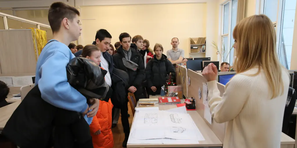 The step towards the future profession: Minsk gymnasium students on the excursion to AGAT